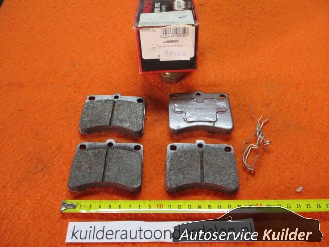 Remblokken voorzijde Daihatsu Cuore II Hijet Piaggio Porter J3606005 0449187222000 brake pad set usado en Menorca