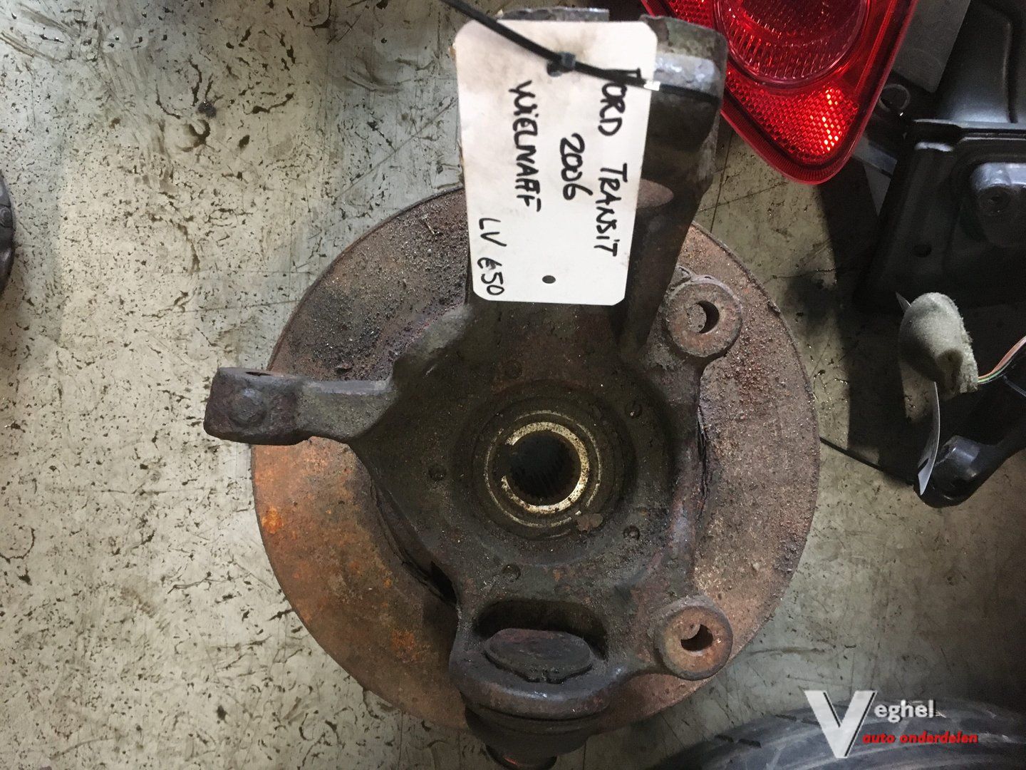 Ford Transit 2006 wielnaaf Rechtsvoor of linksvoor wheel hub usado en Menorca foto 3