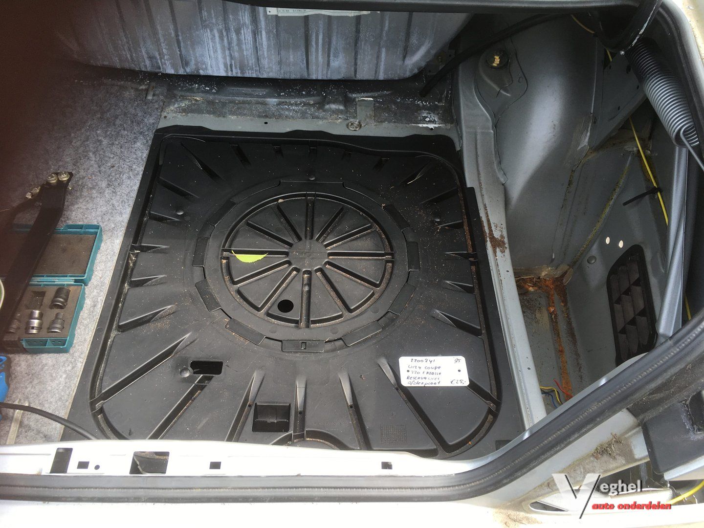 Mercedes w124 coupe reservewiel afdekplaat car mats trunk mat usado en Menorca