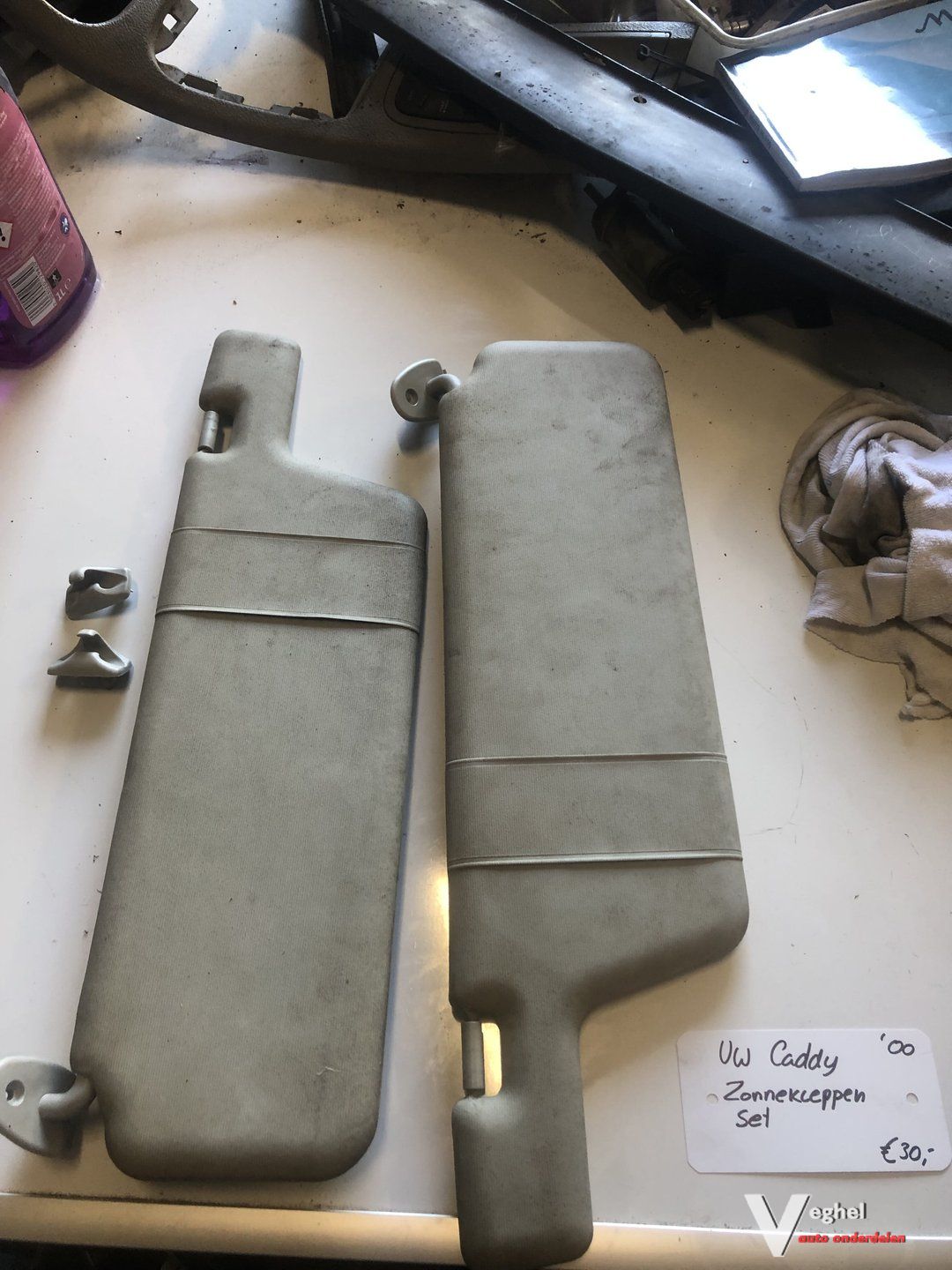 Vw Caddy bwjr 2000 Zonnenkleppen set sun visor left and right usado en Menorca