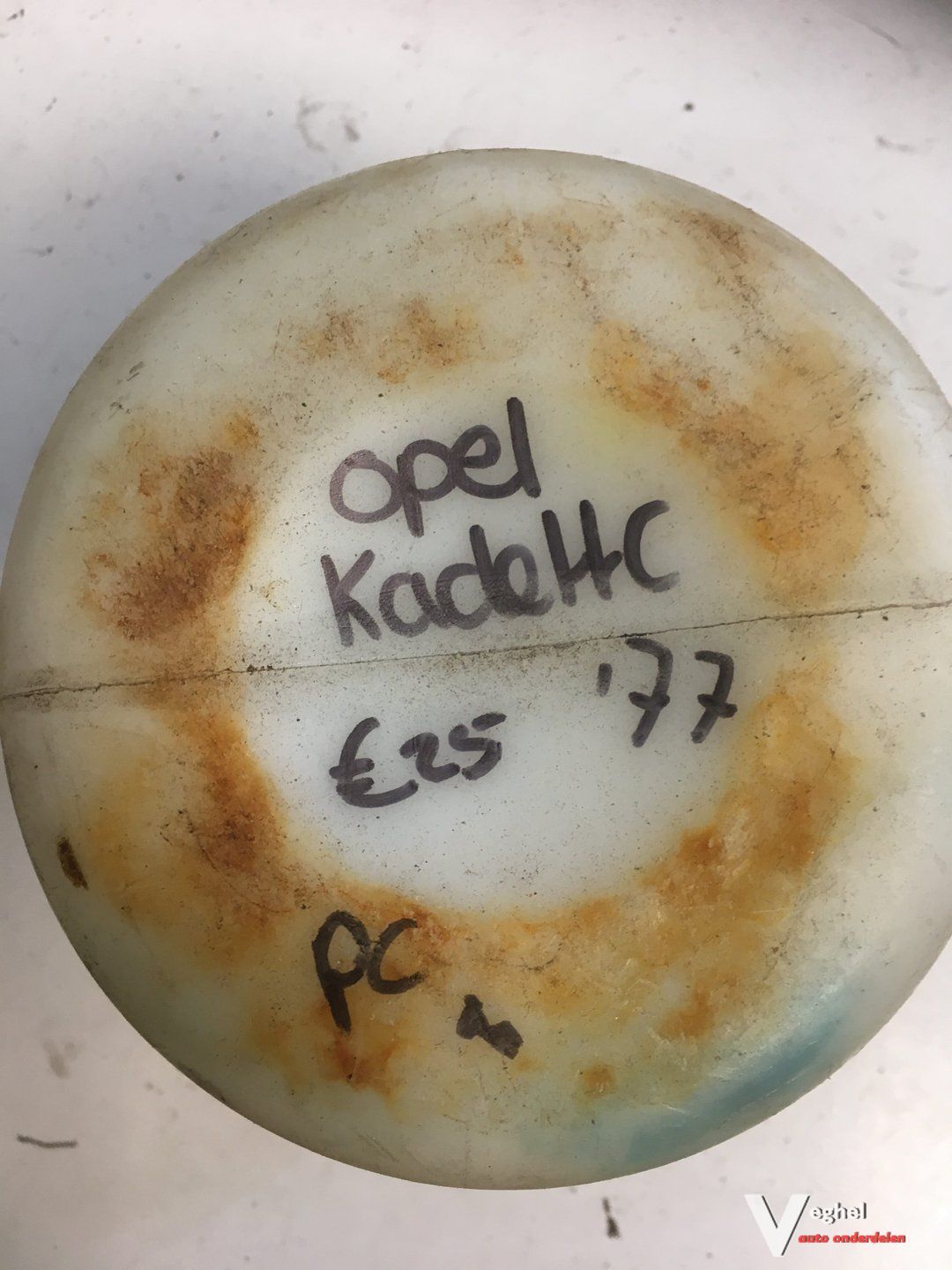 Opel Kadett C 1977 ruitensproeierreservoir windshield washer tank sprinkler tank usado en Menorca