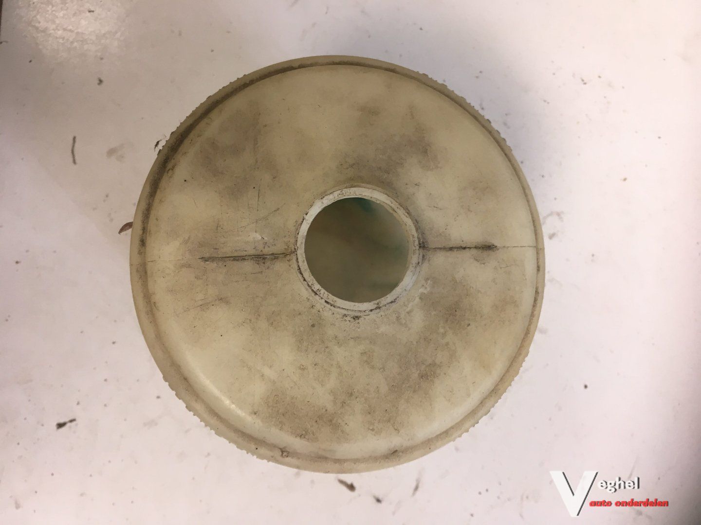 Opel Kadett C 1977 ruitensproeierreservoir windshield washer tank sprinkler tank usado en Menorca foto 3