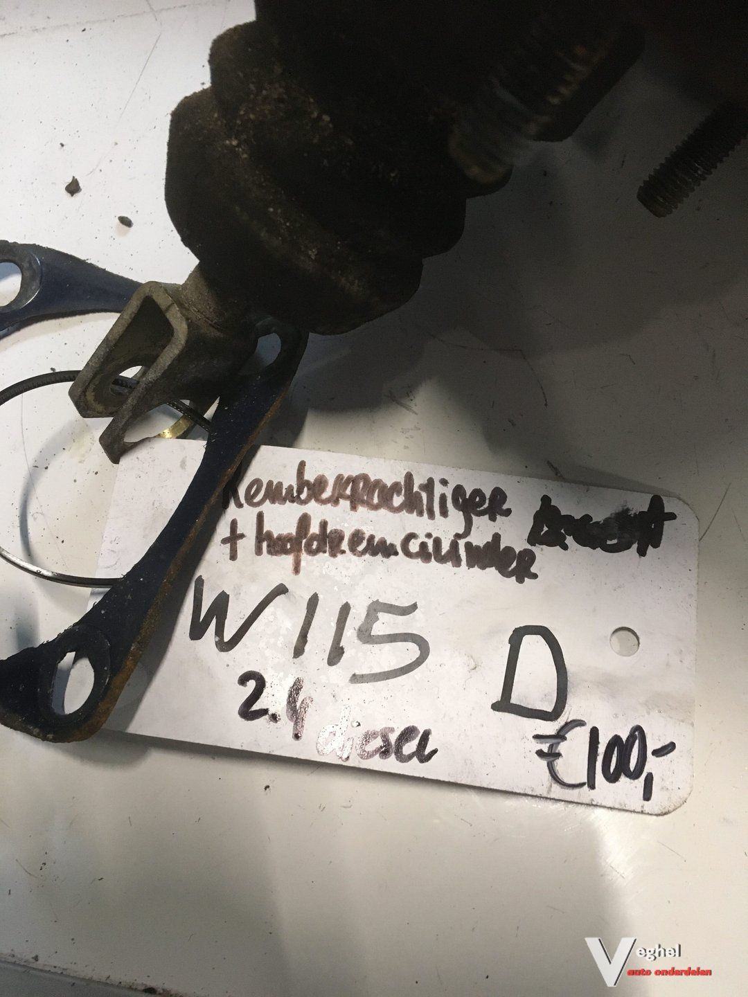 Mercedes W115 Rembekrachtiger met hoofdremcilinder brake booster with master cylinder usado en Menorca