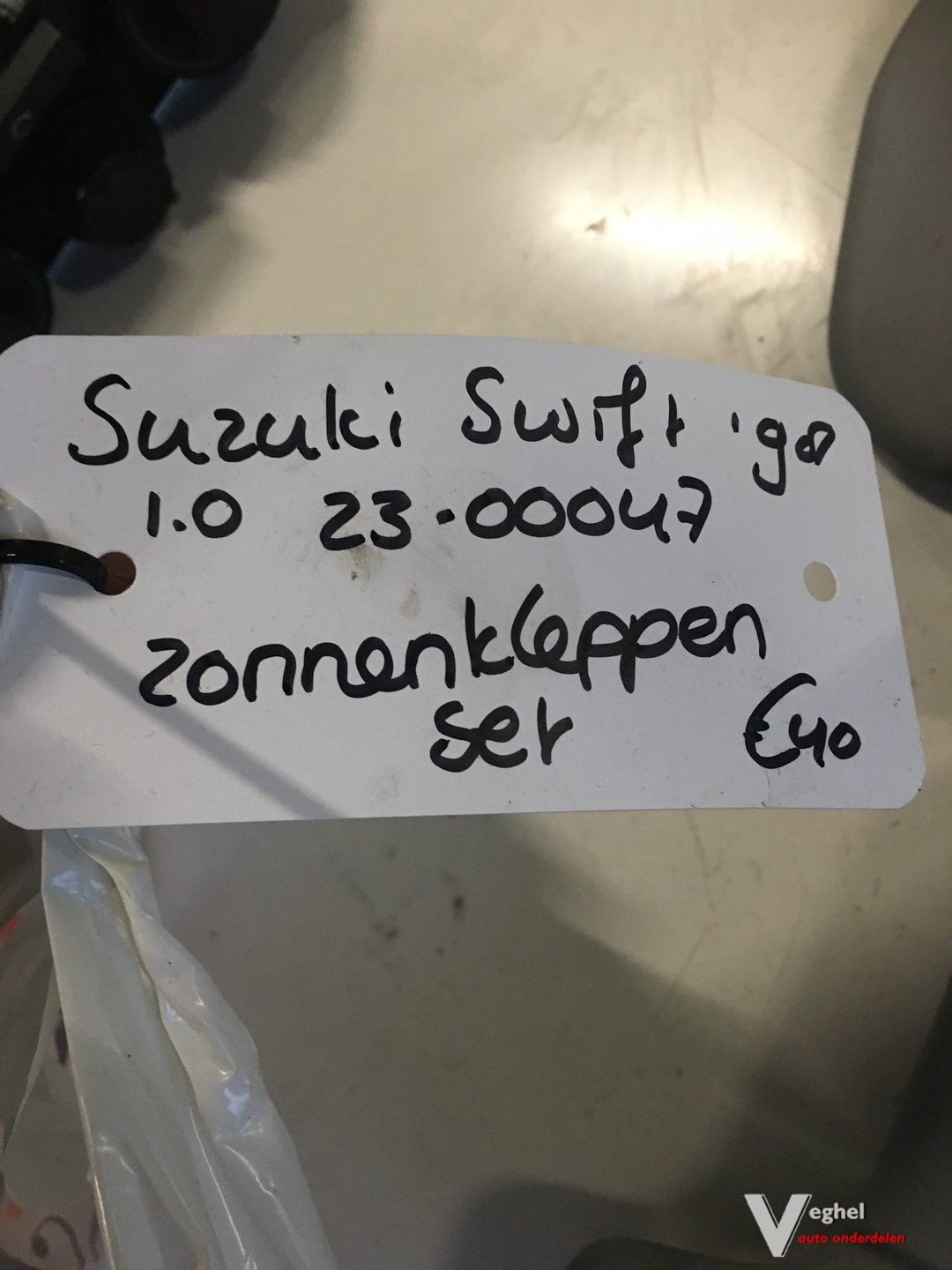 Suzuki Swift 1998 Zonnekleppenset sun visor left and right usado en Menorca