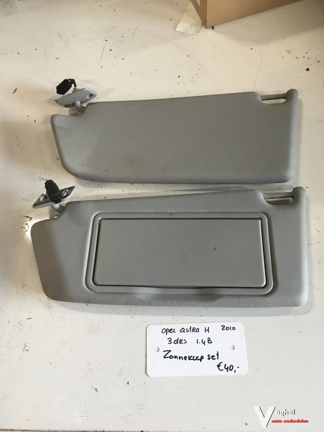 Opel Astra H Coupe 2010 1.4 B Zonneklep set sun visor left and right usado en Menorca