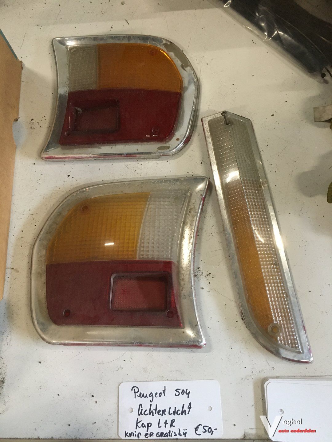 Peugeot 504 Achterlichtkap Links en Rechts tail light glass left and right usado en Menorca