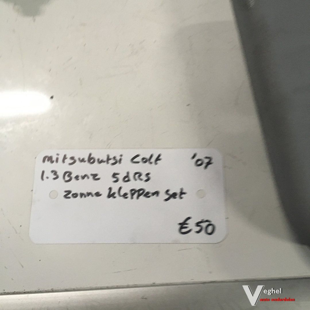 Mitsubishi Colt 1.3 gasolina 2007 5 drs Zonneklep set sun visor left and right usado en Menorca