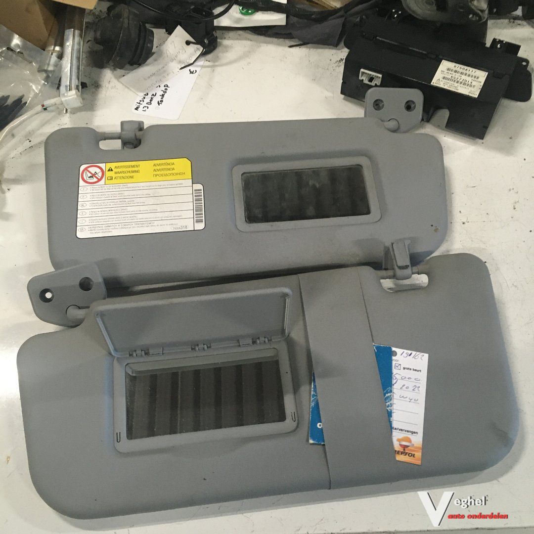 Mitsubishi Colt 1.3 gasolina 2007 5 drs Zonneklep set sun visor left and right usado en Menorca foto 3