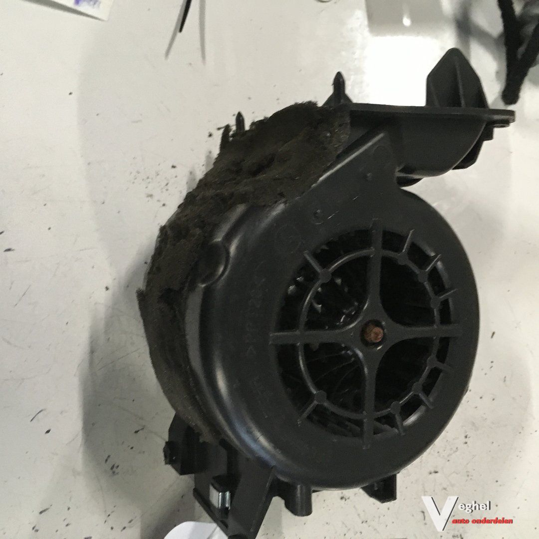 Mercedes C203 station 2002 Kachelmotor A 203 830 0308 heater engine booster usado en Menorca foto 3