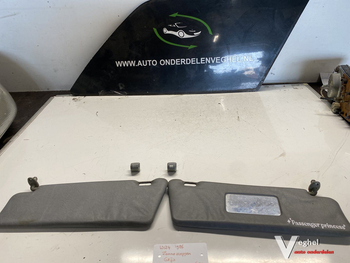 Mercedes W124 Zonnekleppen set Grijs 1986 sun visor left and right usado en Menorca