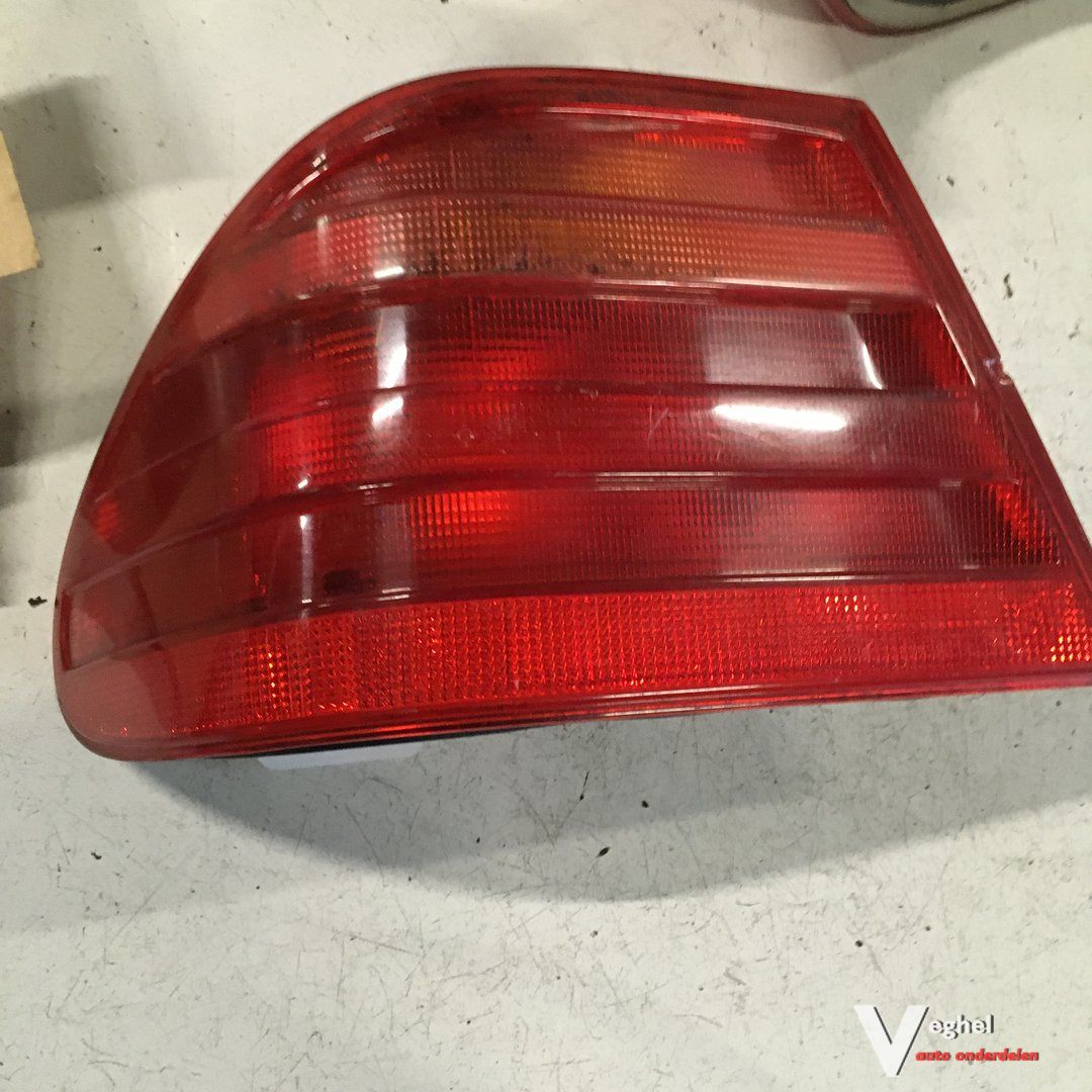 Mercedes W210 Wagennr 1700156 Achterlicht Linksachter (kleine beschadiging) tail light single usado en Menorca