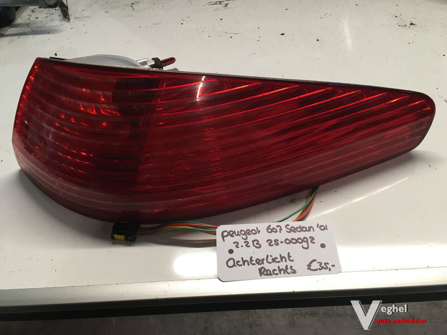 Peugeot 607 Sedan 2.2B 2001 2500092 Achterlicht Links of Rechts tail light single usado en Menorca foto 3