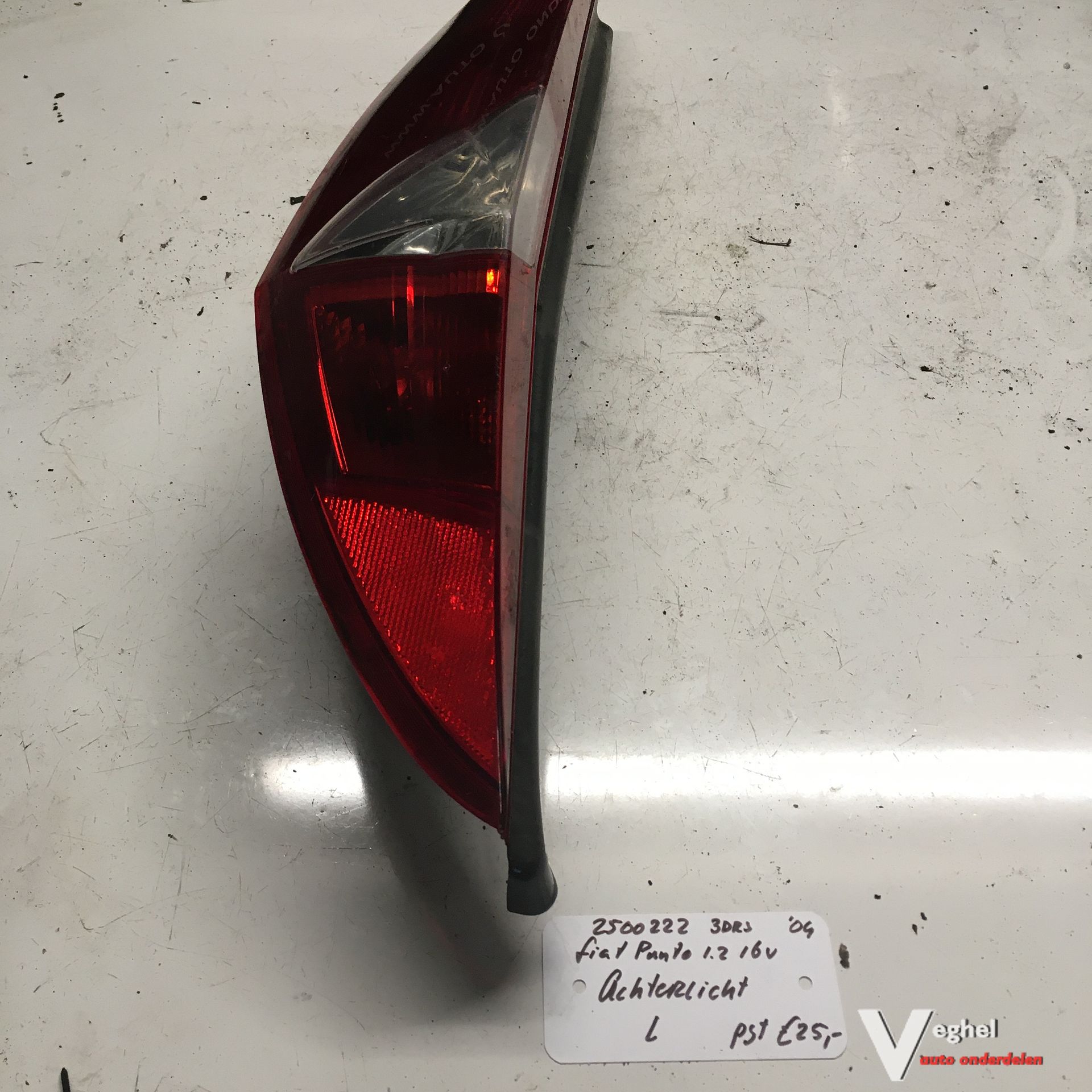 Fiat Punto 3drs 1.2 16v 2004 2500222 Achterlicht Links of Rechts tail light single usado en Menorca foto 4