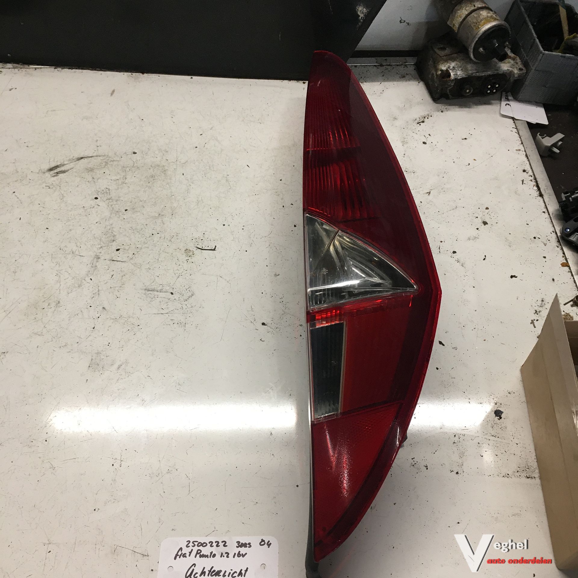 Fiat Punto 3drs 1.2 16v 2004 2500222 Achterlicht Links of Rechts tail light single usado en Menorca foto 2