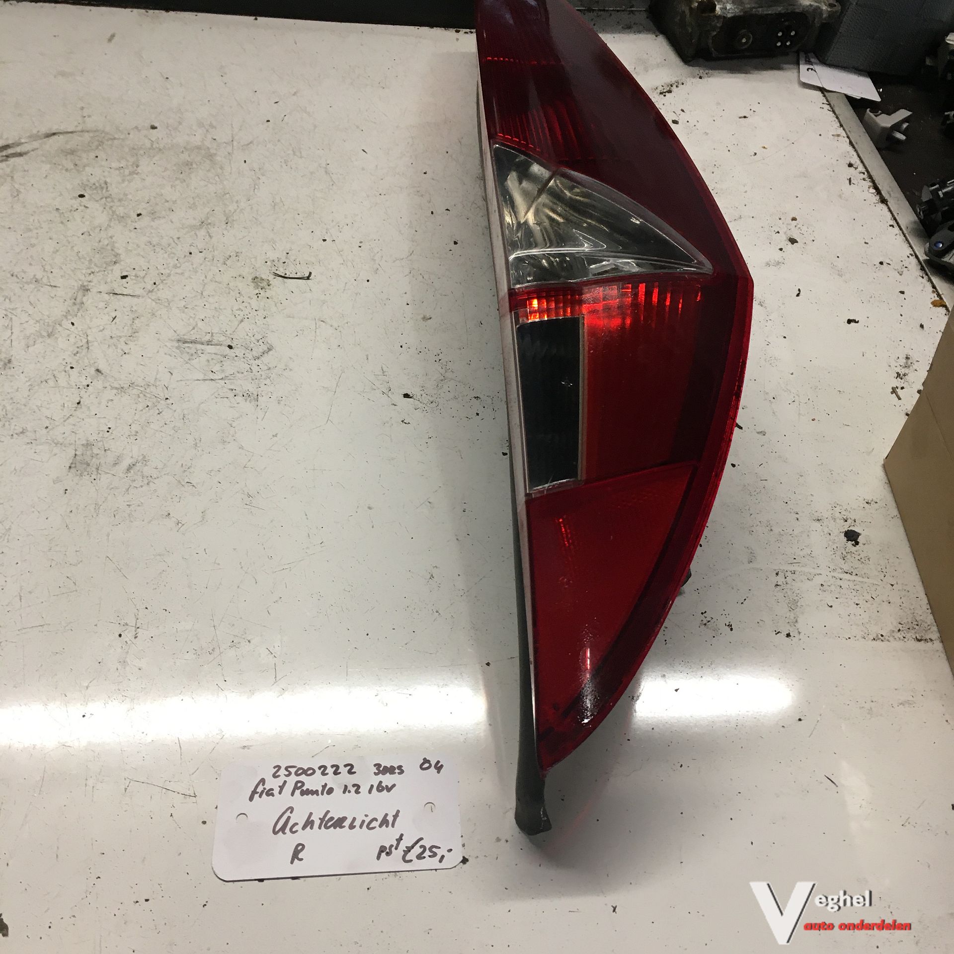 Fiat Punto 3drs 1.2 16v 2004 2500222 Achterlicht Links of Rechts tail light single usado en Menorca