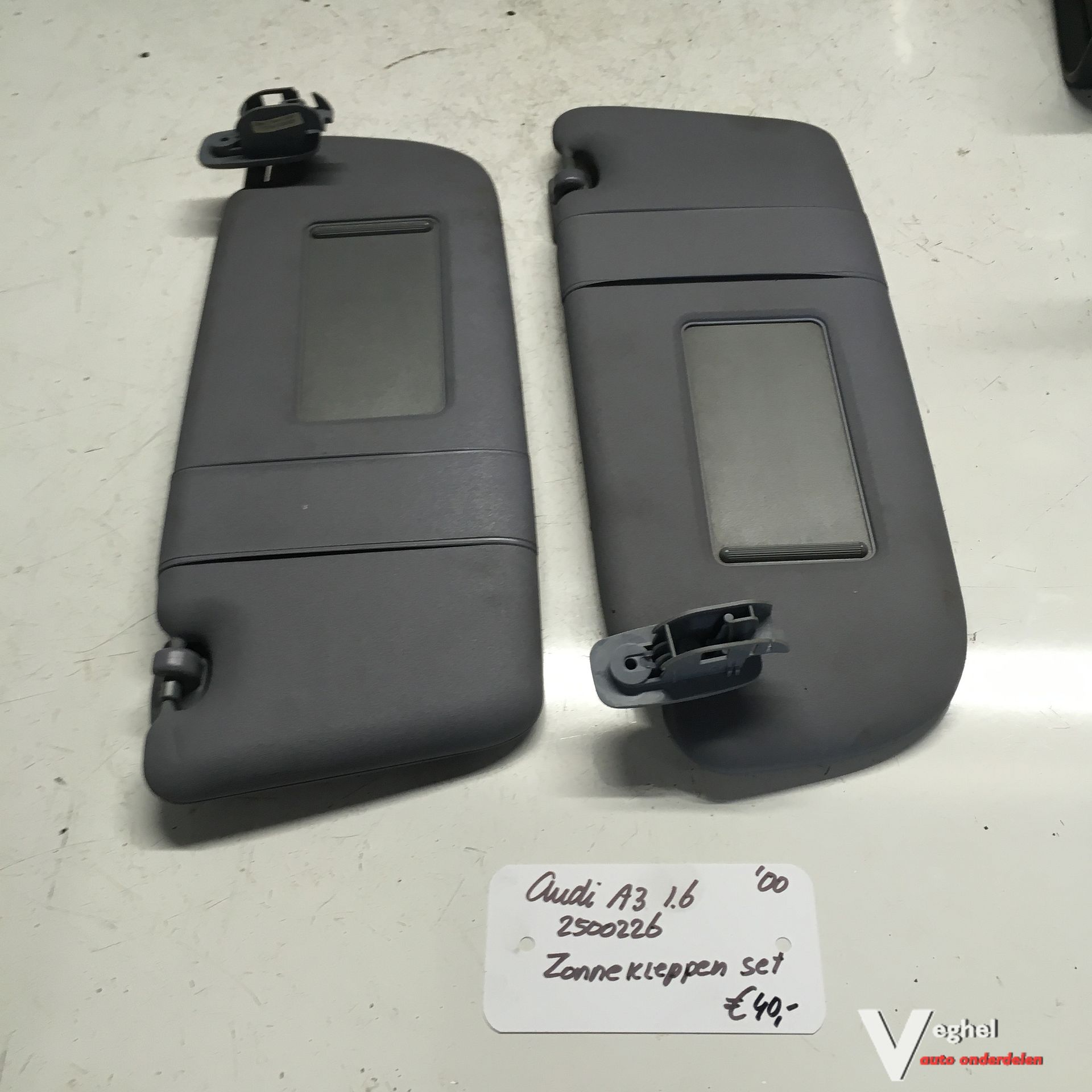 Audi A3 1.6 2000 2500226 Zonnekleppen set sun visor left and right usado en Menorca