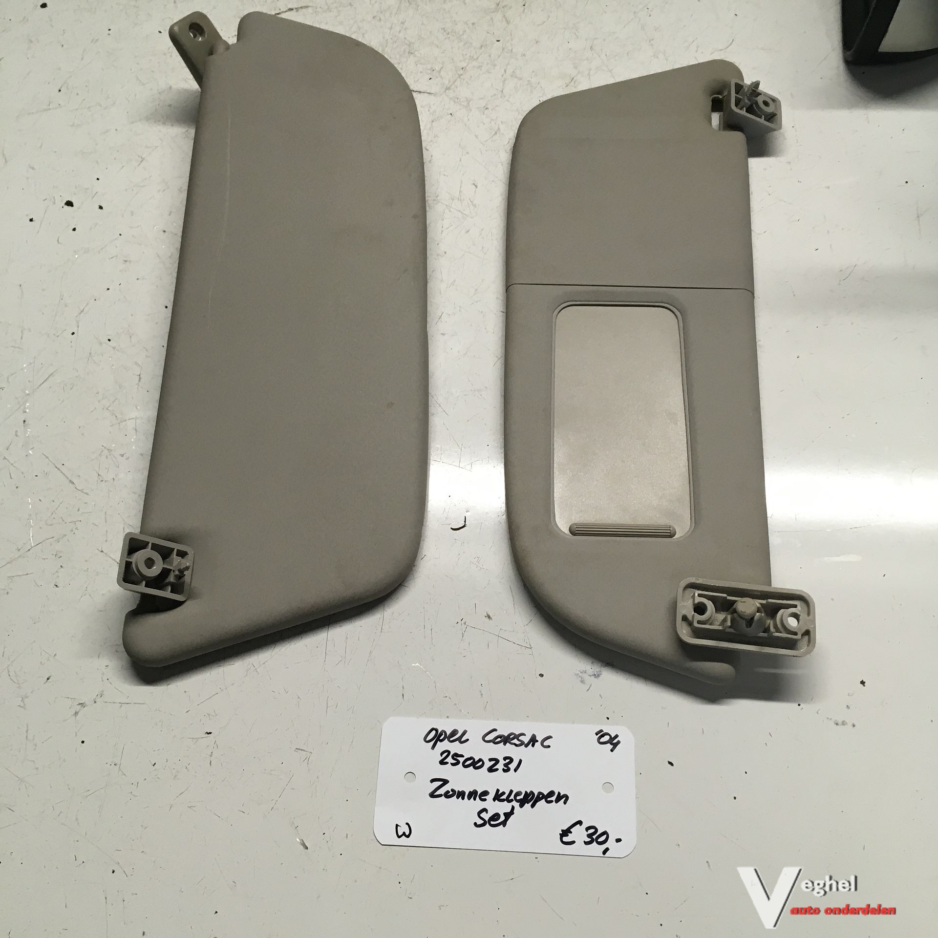 Opel Corsa C 2004 1.7 D 2500231 Zonnekleppen set sun visor left and right usado en Menorca