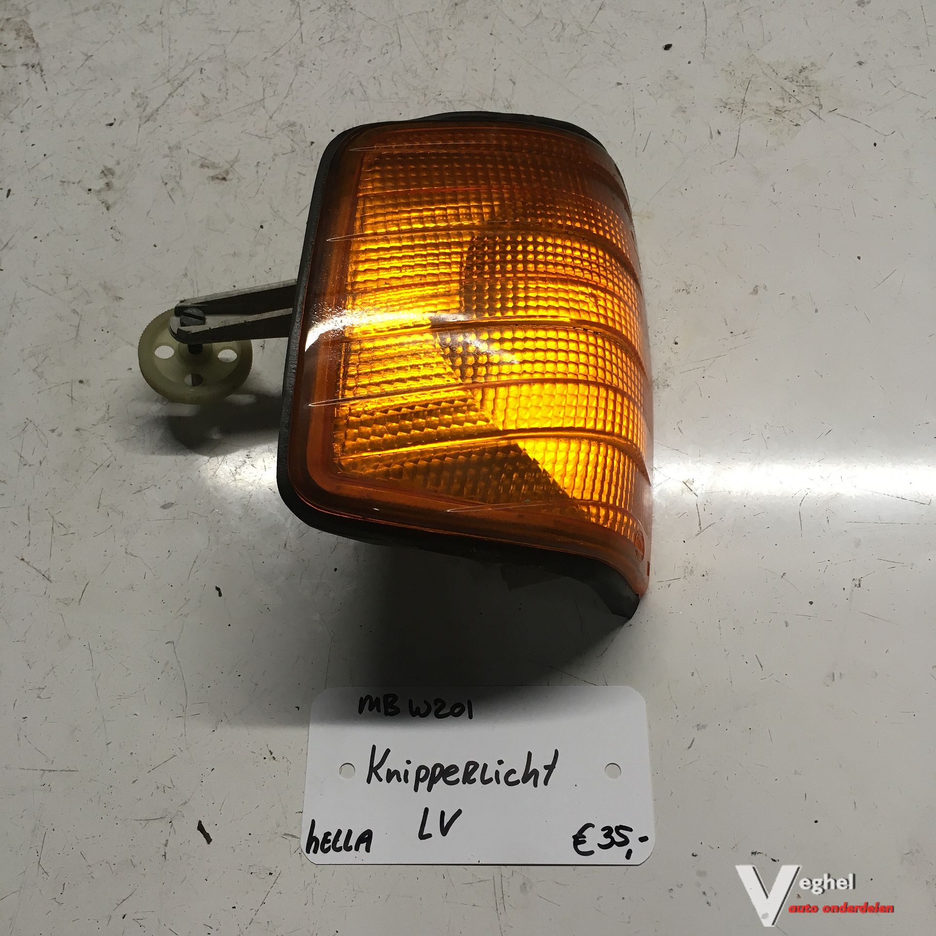 Mercedes W201 2.0 gasolina 1985 Knipperlicht linksvoor Hella blinker single usado en Menorca foto 5