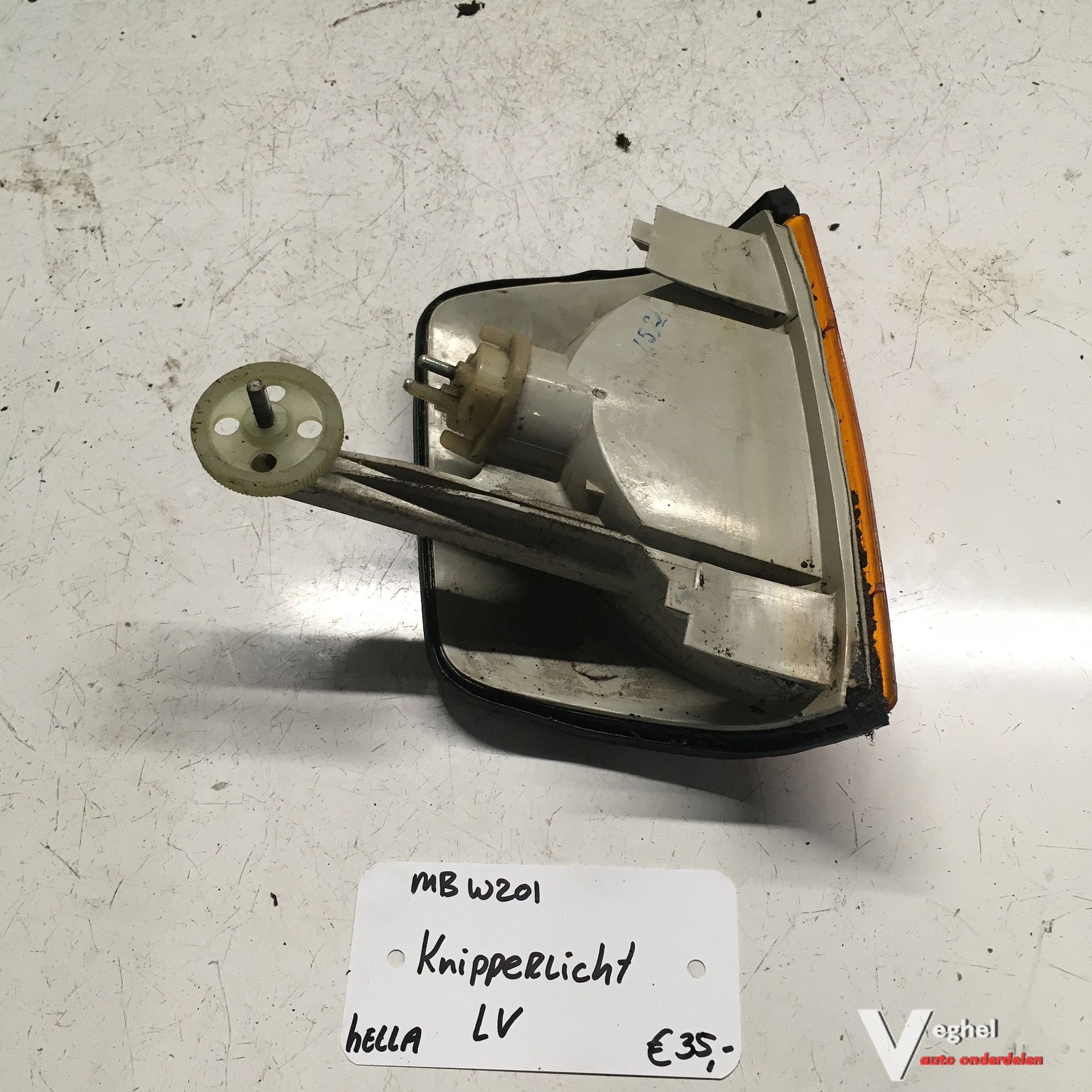 Mercedes W201 2.0 gasolina 1985 Knipperlicht linksvoor Hella blinker single usado en Menorca foto 8