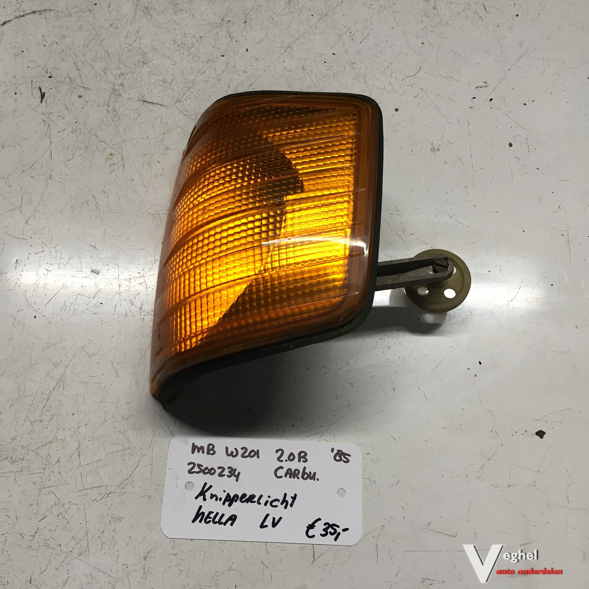 Mercedes W201 2.0 gasolina 1985 Knipperlicht linksvoor Hella blinker single usado en Menorca