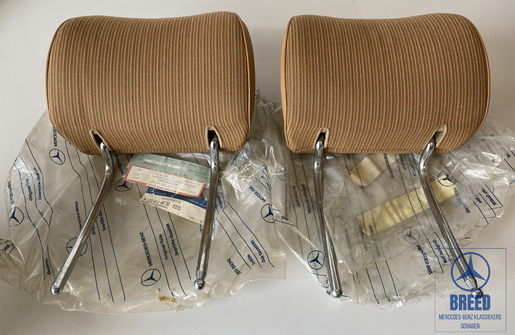 NEW NOS rear headrests L+R for Mercedes-Benz W123 sedan head rest left and right usado en Menorca