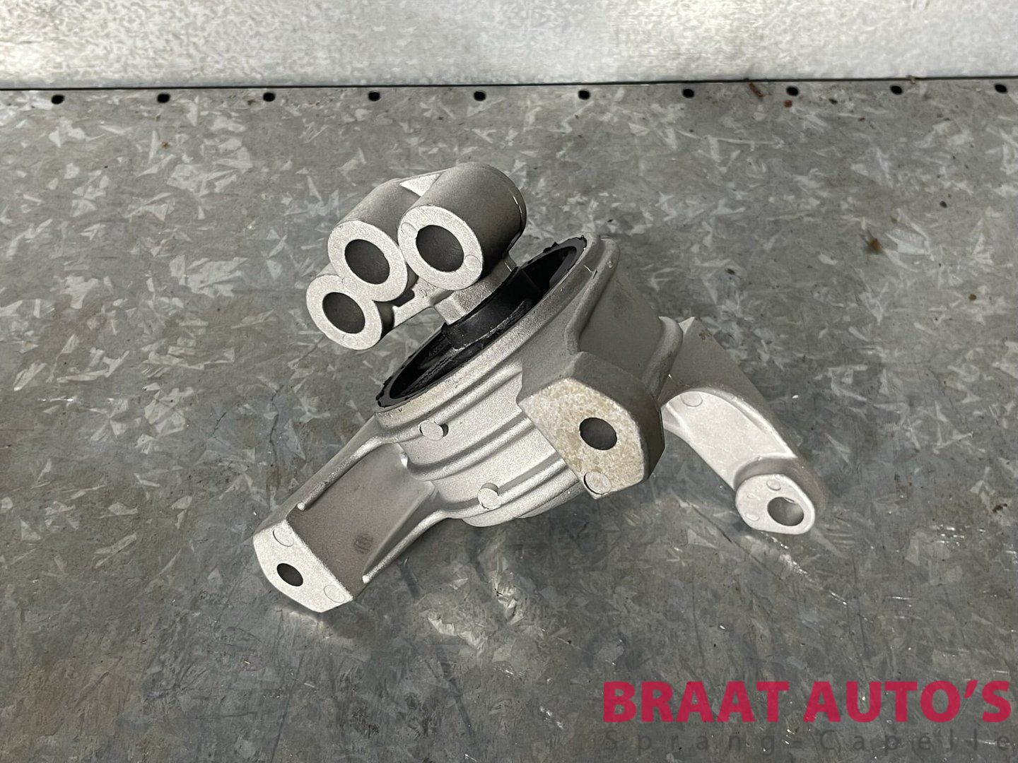 BRACKET ASSY,Motor MOUNTING R - LANDWIND CV9 support arm rest usado en Menorca