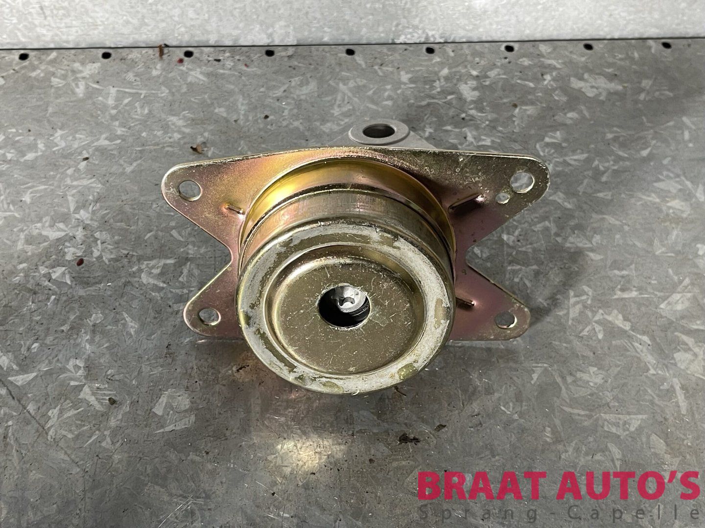 BRACKET ASSY,Motor MOUNTING L - LANDWIND CV9 support arm rest usado en Menorca