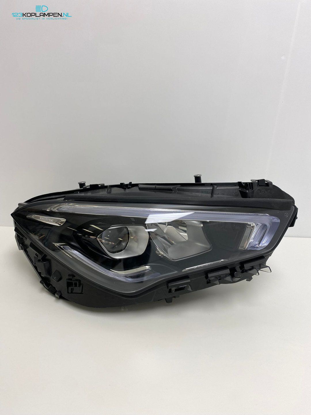 (VR) Mercedes CLA W118 Performance Led koplamp rechts headlight left and right usado en Menorca