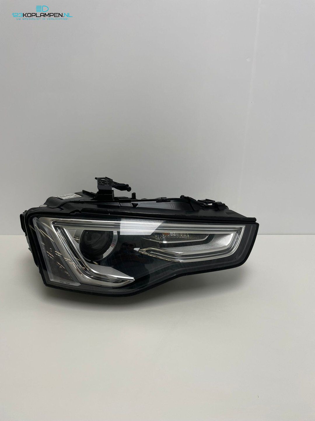 (VR) Audi A5 8T facelift Xenon Led koplamp rechts headlight left and right usado en Menorca