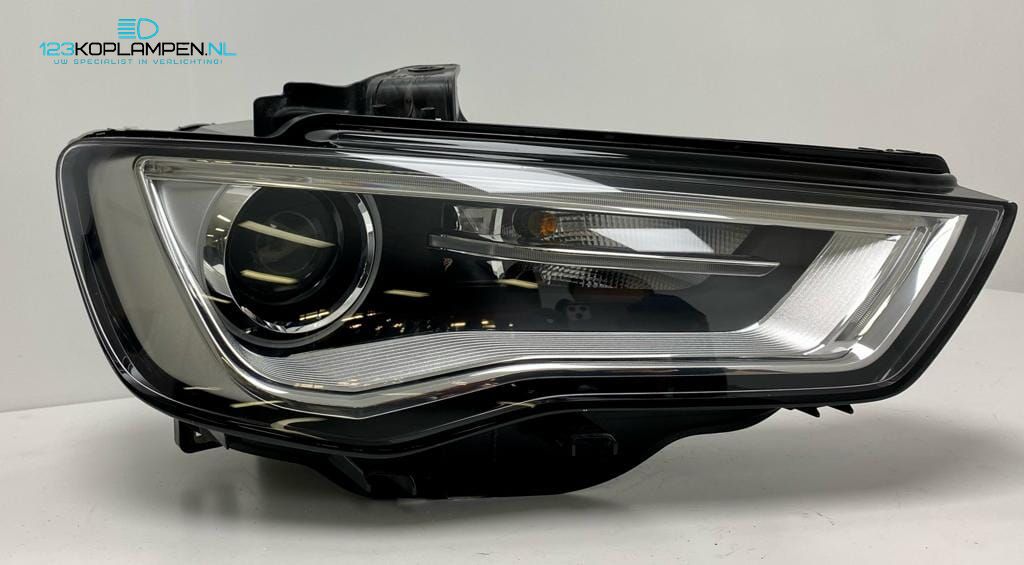 (VR) Audi A3 8V Xenon LED koplamp rechts 060/114K 044L headlight left and right usado en Menorca