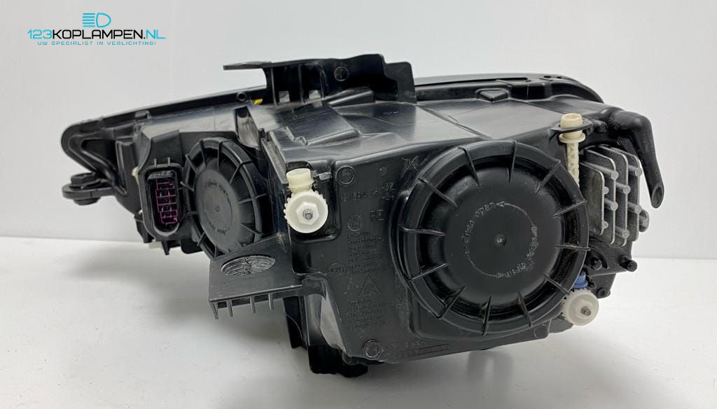 (VR) Audi A3 8V Xenon LED koplamp rechts 060/114K 044L headlight left and right usado en Menorca foto 5
