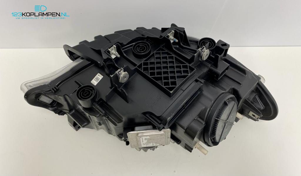 BMW 2 Serie F22 / F23 Bi Xenon LED koplamp links headlight left and right usado en Menorca foto 4