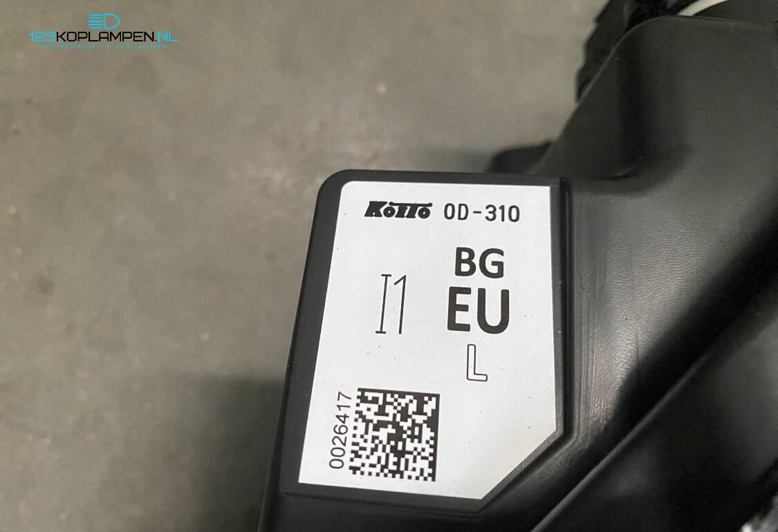 Toyota Yaris Cross koplamp links rechts headlight left and right usado en Menorca foto 9