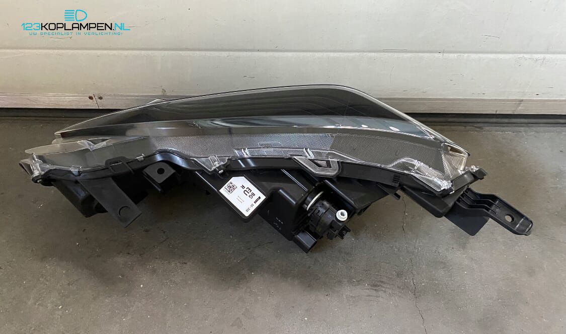 Toyota Yaris Cross koplamp links rechts headlight left and right usado en Menorca foto 15