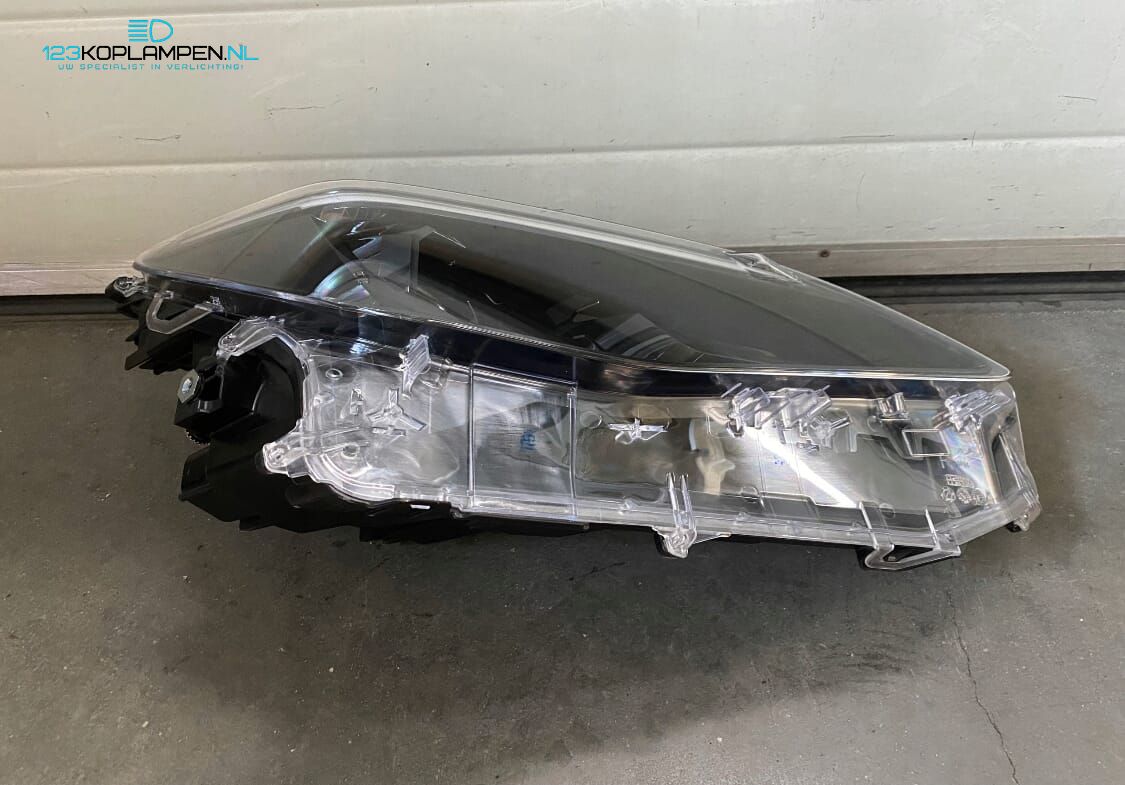 Toyota Yaris Cross koplamp links rechts headlight left and right usado en Menorca foto 14
