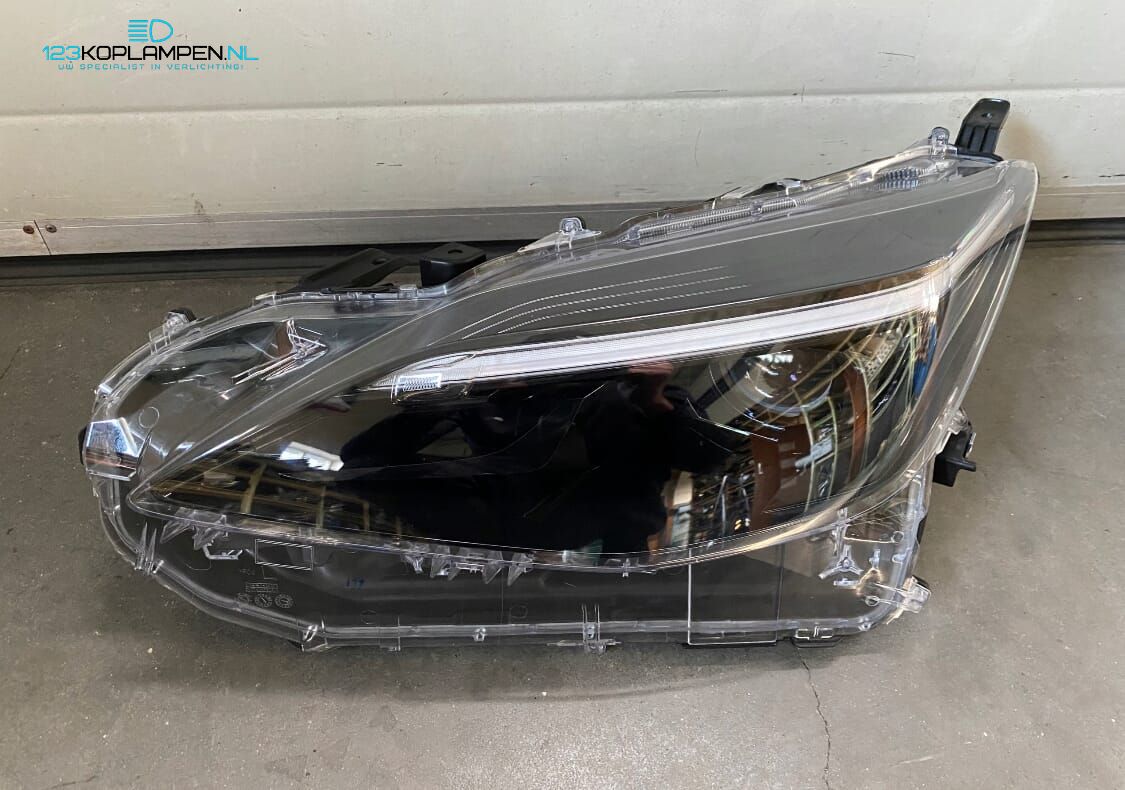 Toyota Yaris Cross koplamp links rechts headlight left and right usado en Menorca foto 10