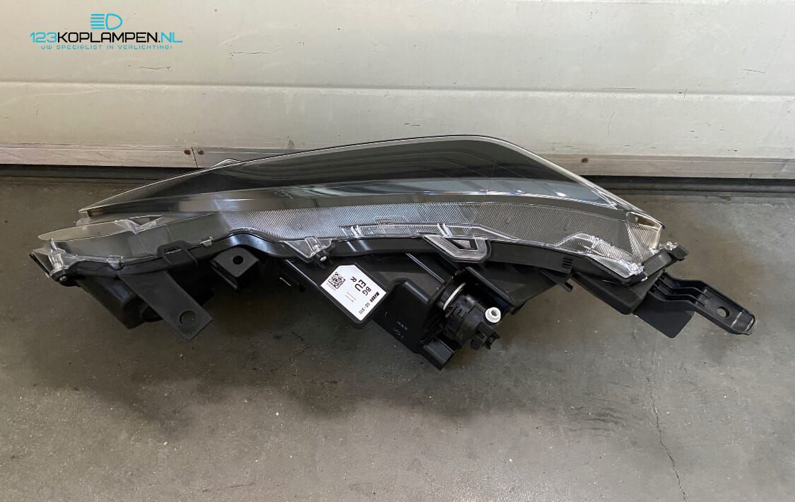 Toyota Yaris Cross koplamp links rechts headlight left and right usado en Menorca foto 4