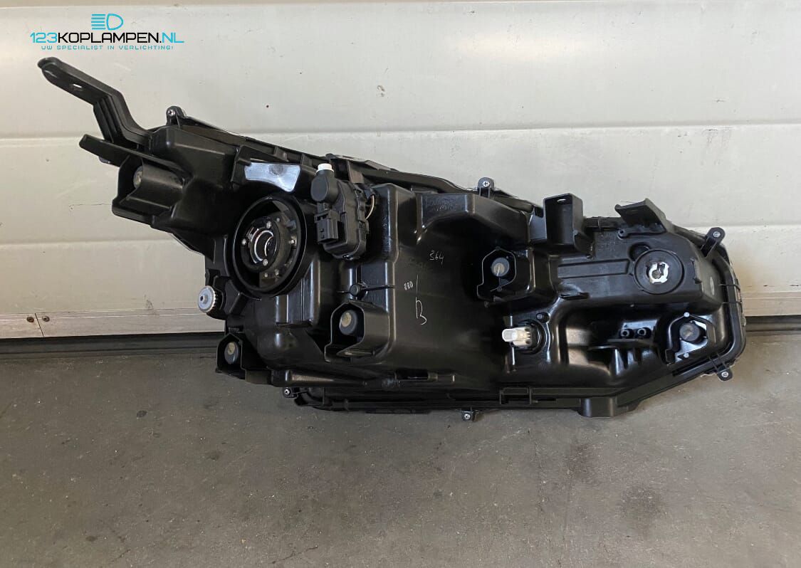 Toyota Yaris Cross koplamp links rechts headlight left and right usado en Menorca foto 11