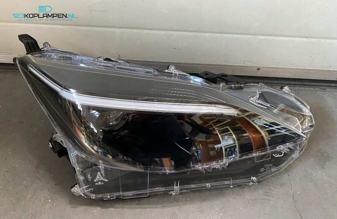 Toyota Yaris Cross koplamp links rechts headlight left and right usado en Menorca foto 2