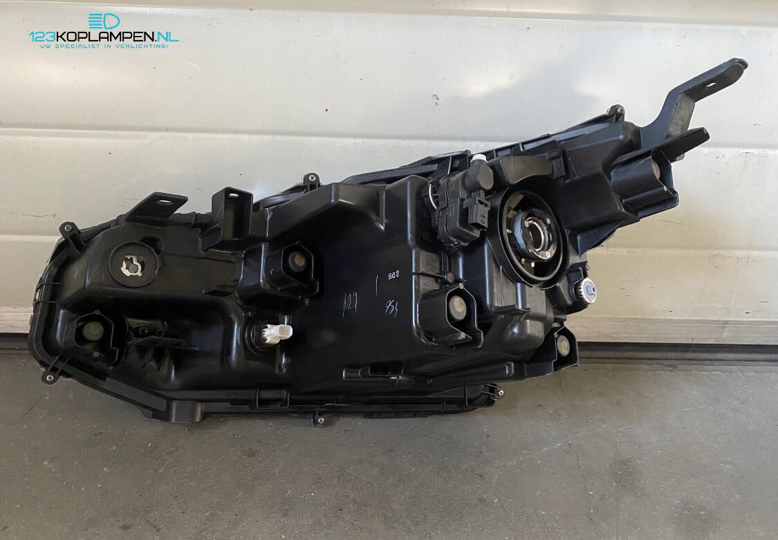 Toyota Yaris Cross koplamp links rechts headlight left and right usado en Menorca foto 5