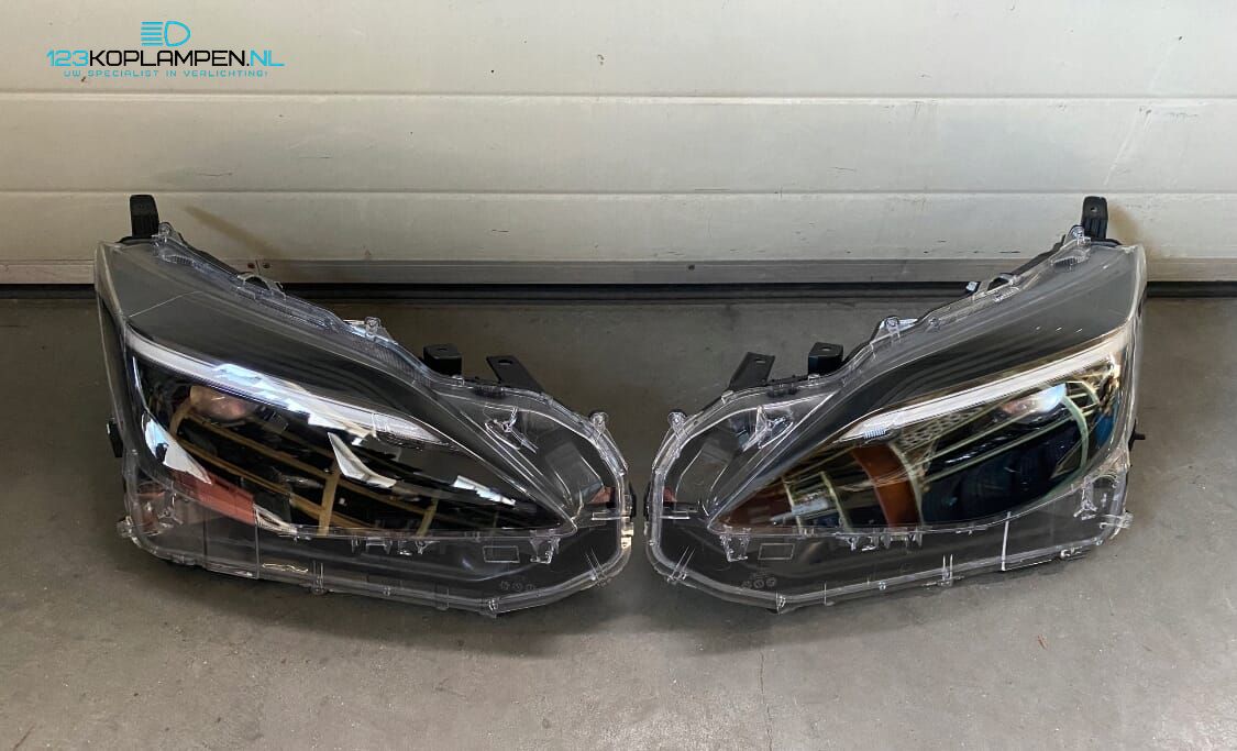 Toyota Yaris Cross koplamp links rechts headlight left and right usado en Menorca