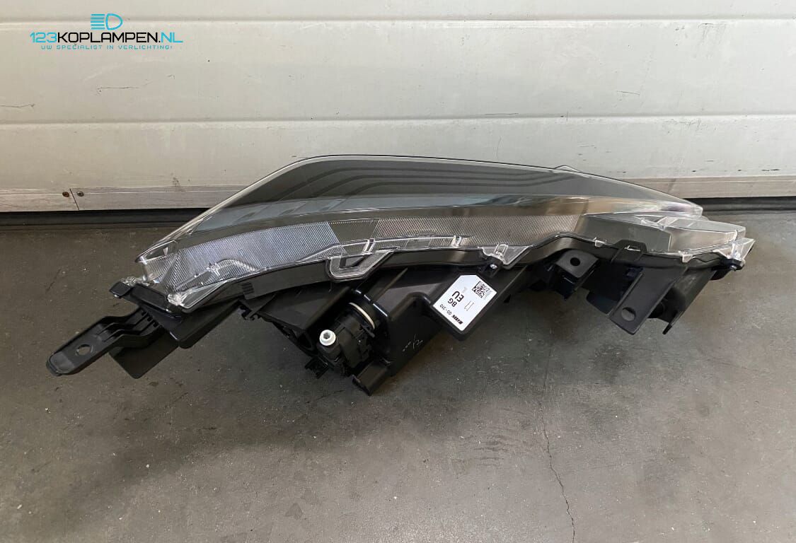 Toyota Yaris Cross koplamp links rechts headlight left and right usado en Menorca foto 12