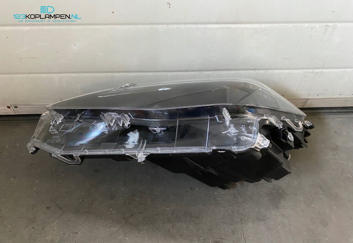 Toyota Yaris Cross koplamp links rechts headlight left and right usado en Menorca foto 16
