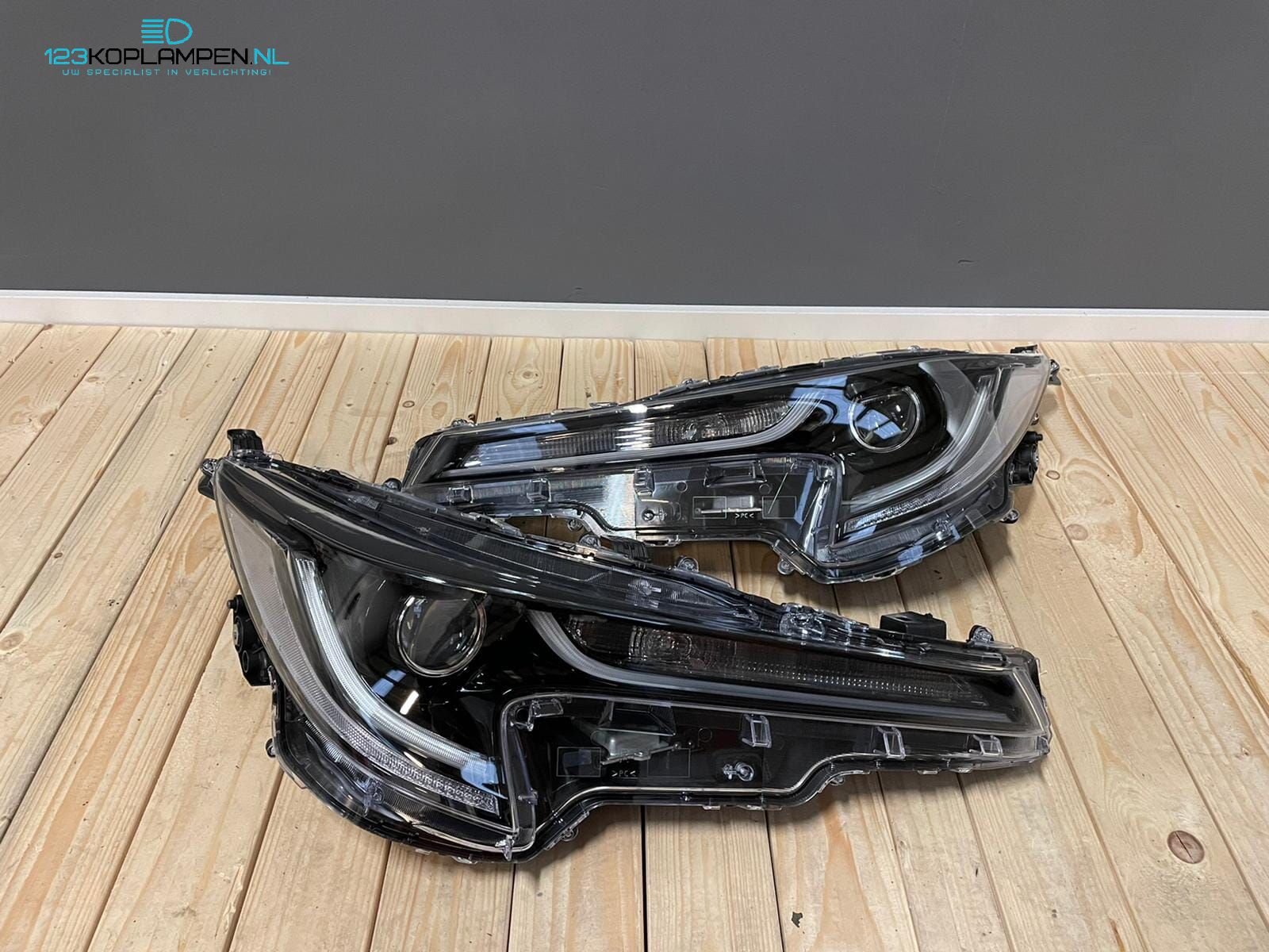Toyota Corolla E21 hatchback - station Full LED koplamp koplampen links rechts headlight left and right usado en Menorca