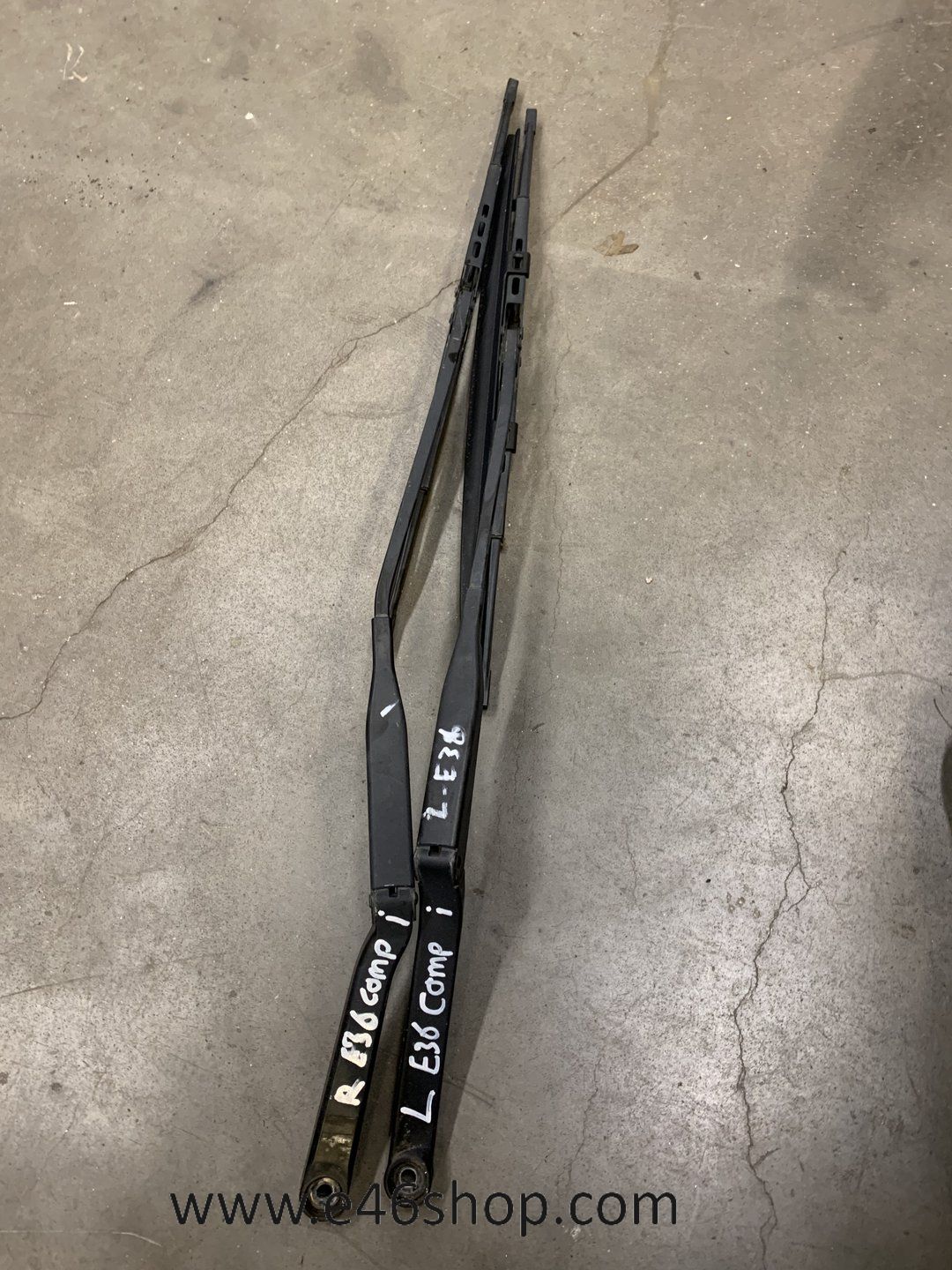 Ruitenwisserarm BMW E36 COMPACT windshield wiper locking caps usado en Menorca