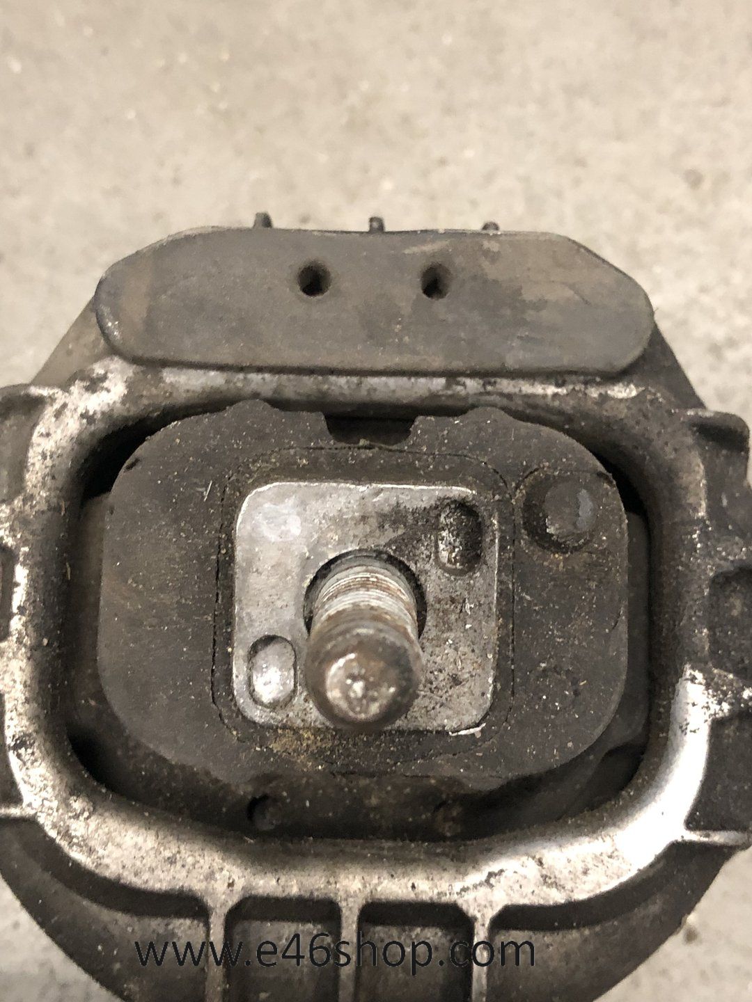 MOTORSTEUN BMW 3 serie E90 E91 325i engine mount engine rubber usado en Menorca foto 3