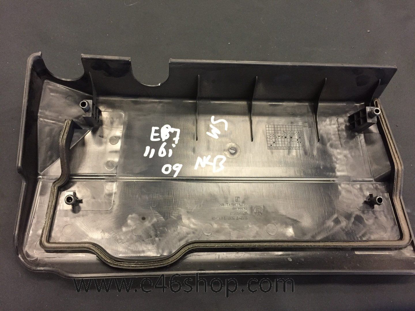 Afdekplaat motor BMW E81 E87 E46 E90 oem 7530743 engine cover usado en Menorca foto 2