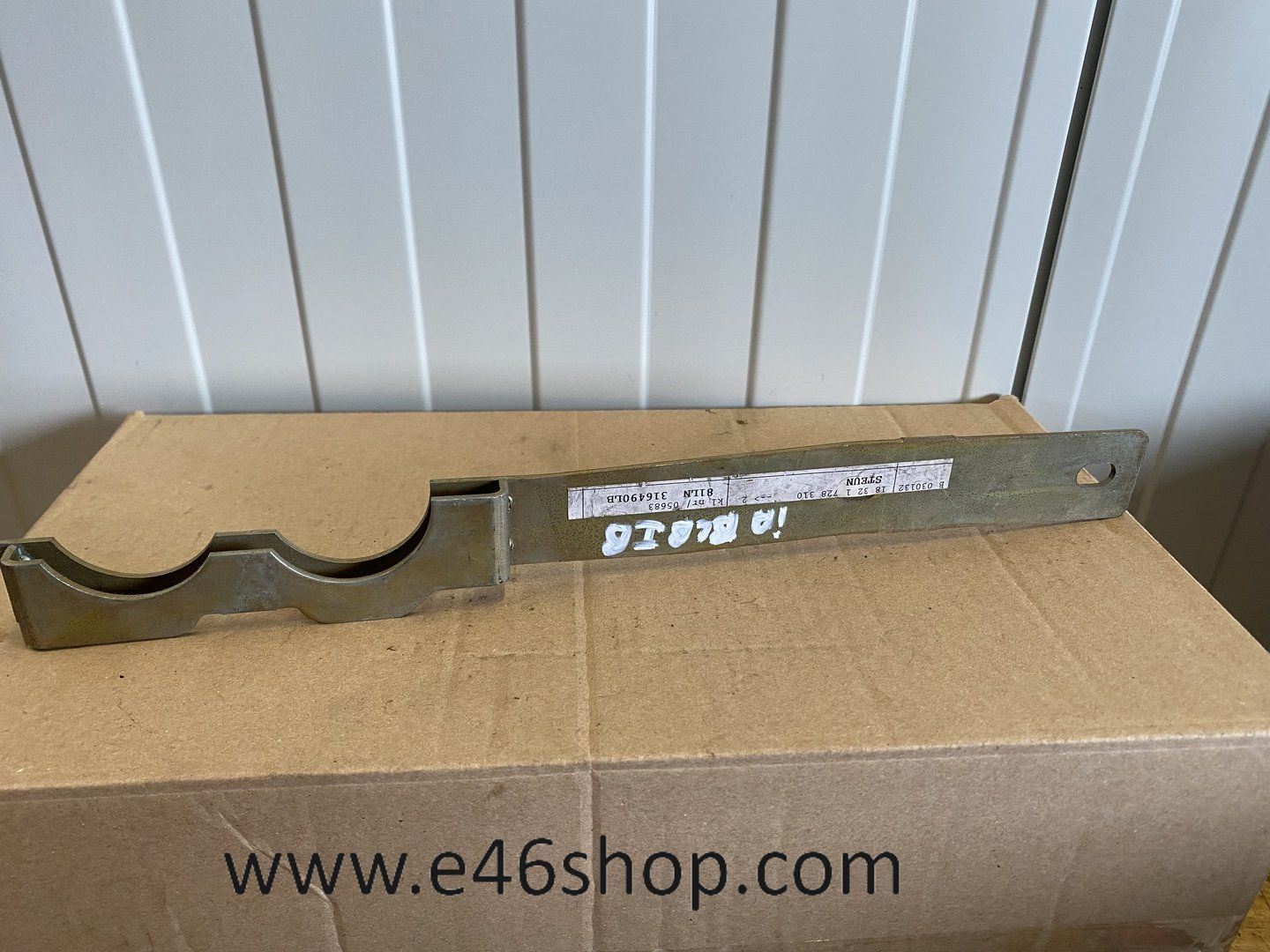 escape OPHANGBEUGEL BMW E34 OE 18321728310 other exhaust system usado en Menorca foto 2