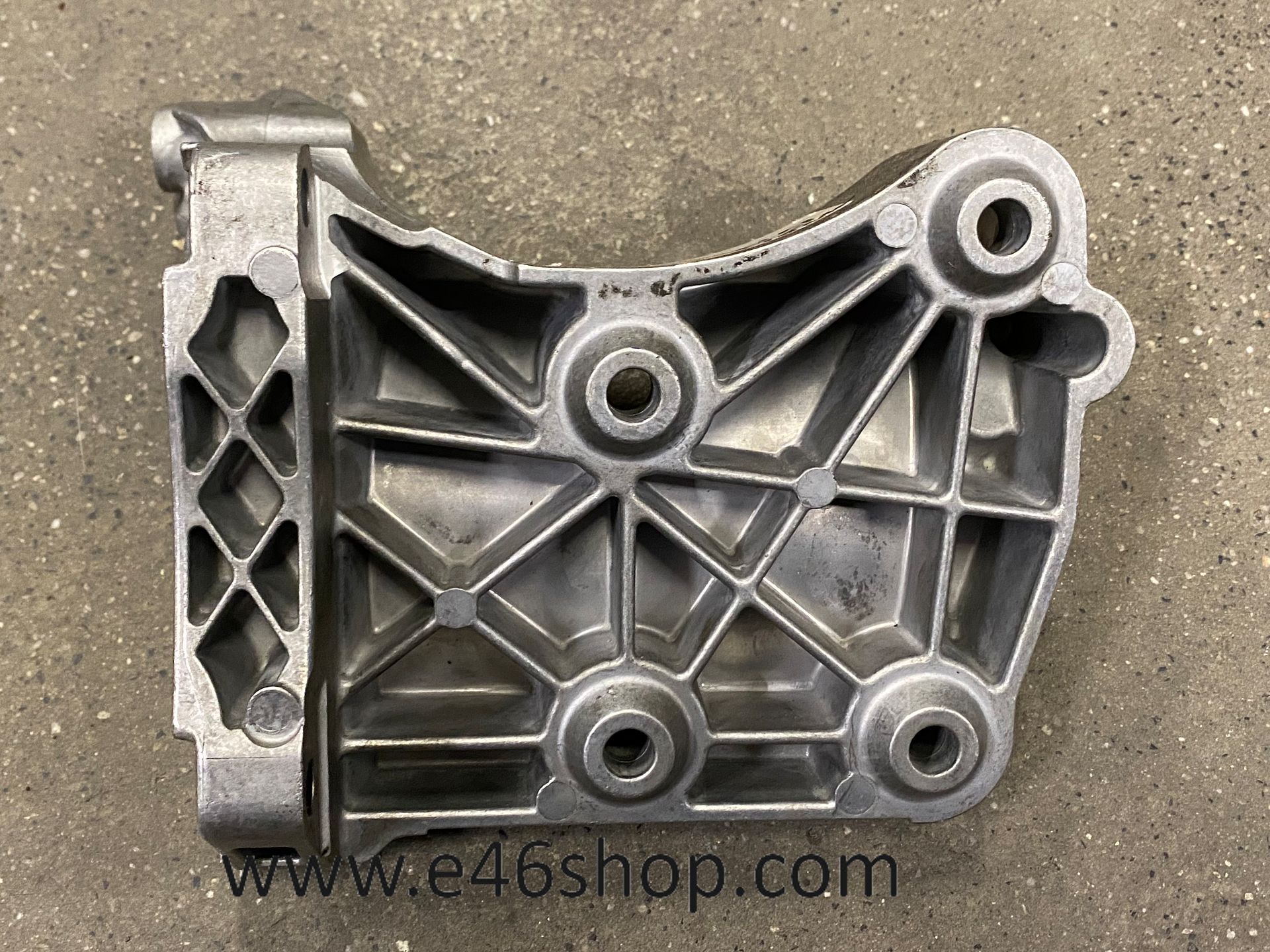AIRCOPOMPSTEUN BMW E90 E91 E92 E63 X3 OE 64557796352 air conditioning pump support usado en Menorca foto 4