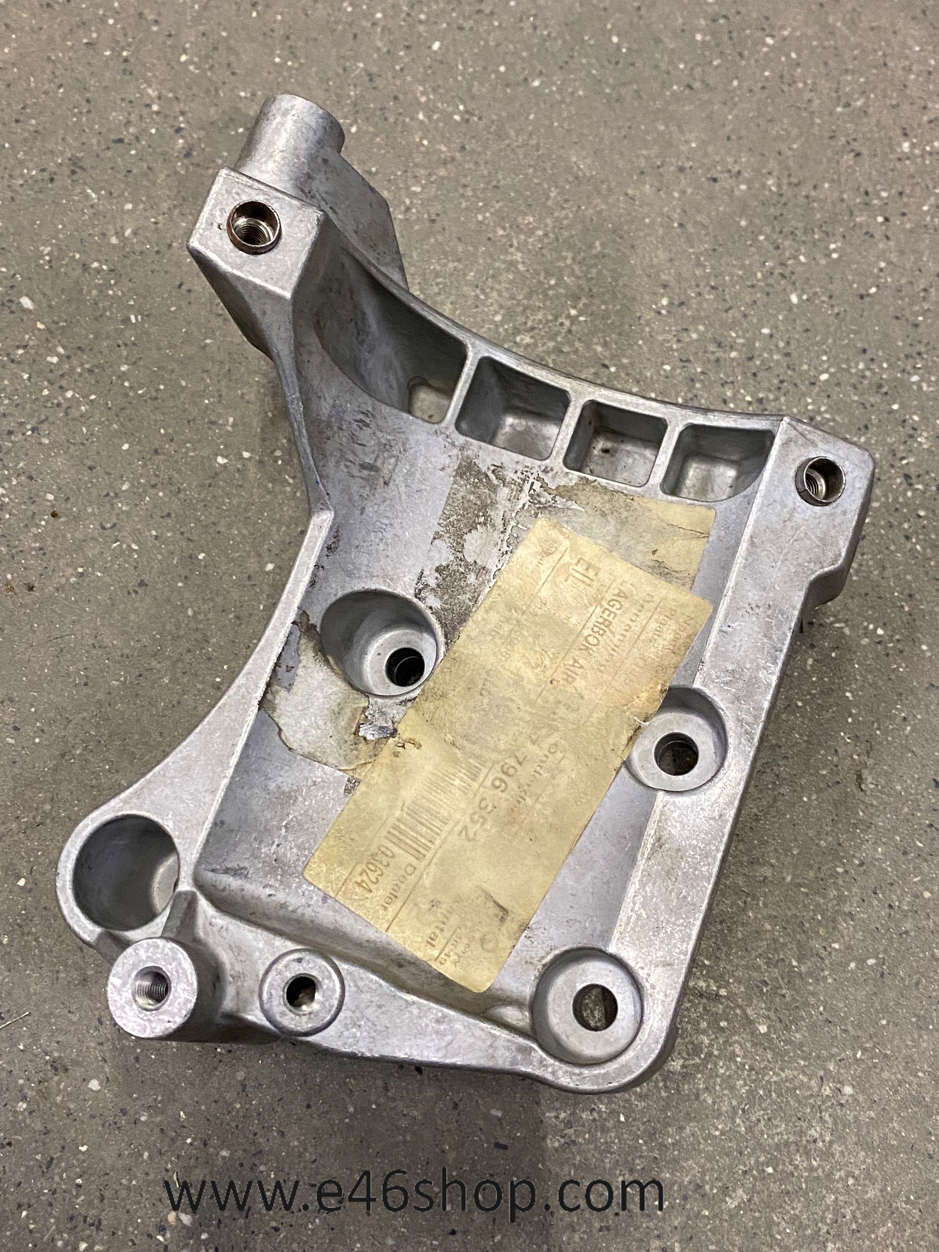 AIRCOPOMPSTEUN BMW E90 E91 E92 E63 X3 OE 64557796352 air conditioning pump support usado en Menorca